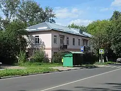 Автобусная остановка и жилое здание на Комсомольской улице