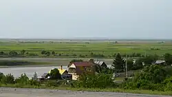 Долина Амура у села Петропавловка.Внизу — протока Петропавловская(см. Петропавловское озеро)