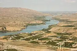 Долина среднего течения реки Сулак в районе села Ново-Зубутли в сентябре 2020 года