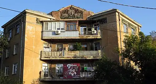 Здание первых советских пятилеток или же Дом с бутылками на углу Эспланадной и Шелгунова (д. 36/9/15)