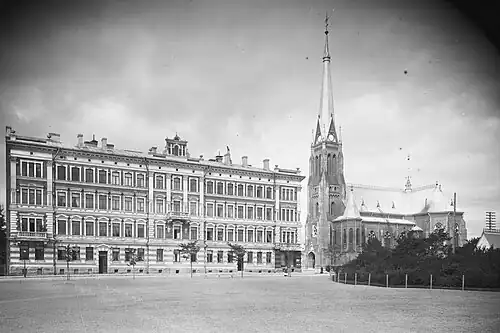 Вид со стороны площади в начале XX века