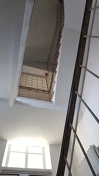 внутри здания