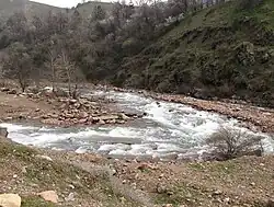 Каттасай (на заднем плане) впадает в Дукентсай,близ города Янгиабад