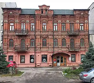 Современная фотография. Трёхэтажный доходный дом, 1890-е годы. Днепр, ул. Литейная, № 13. Позднейшие искажения: фасад окрашен, заменены балконные ограждения, частично разрушены некоторые декоративные детали, добавлены пристройки к главному и заднему фасадам