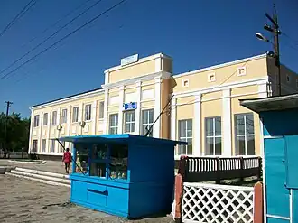 Здание железнодорожного вокзала.