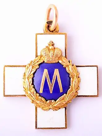 Жетон члена «ОБК» (вензель «М» нанесён в честь Великого Князя Михаила Александровича — покровителя общества «Белый крест»)