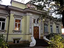 Парадный фасад и главный вход