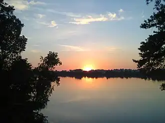 Закат на озере, летний вечер