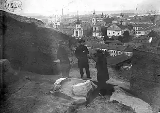 С. С. Магура (в центре) на раскопках Замковой горы. 1932 год