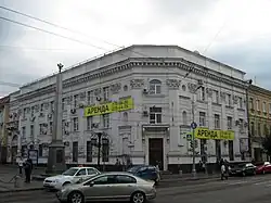 Здание промышленного банка.