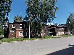 Район Полукамушки, одна из главных достопримечательностей города. Были построены кирпичные этажи в 1898 году, в 1931 к ним надстроили деревянные этажи, поэтому они получили такое название.