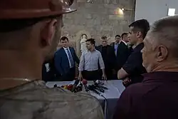Шахта "Лесная" при присутствии президента Зеленского и нескольких лиц рядом, на столе различные инструменты
