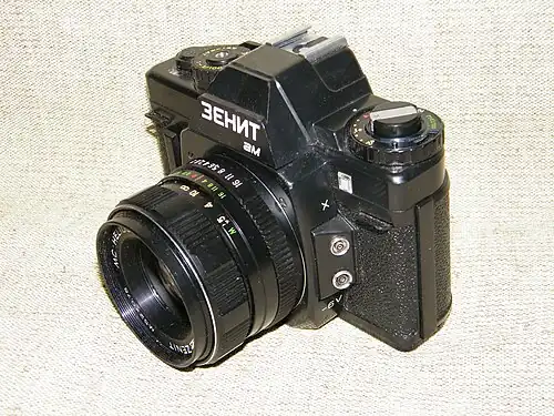 Кабельный синхроконтакт и разъём внешнего источника питания. Над ними — индикатор автоспуска.