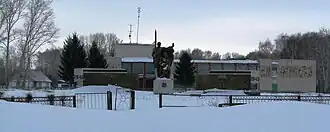 Зима в Клепечихе. Памятник погибшим в Великой Отечественной войне на фоне Дома культуры