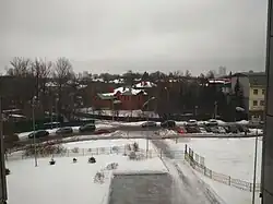 Зональная улица идёт справа до перекрёстка и далее правее вглубь посёлка имени Ларина (влево отходит улица Доронина)