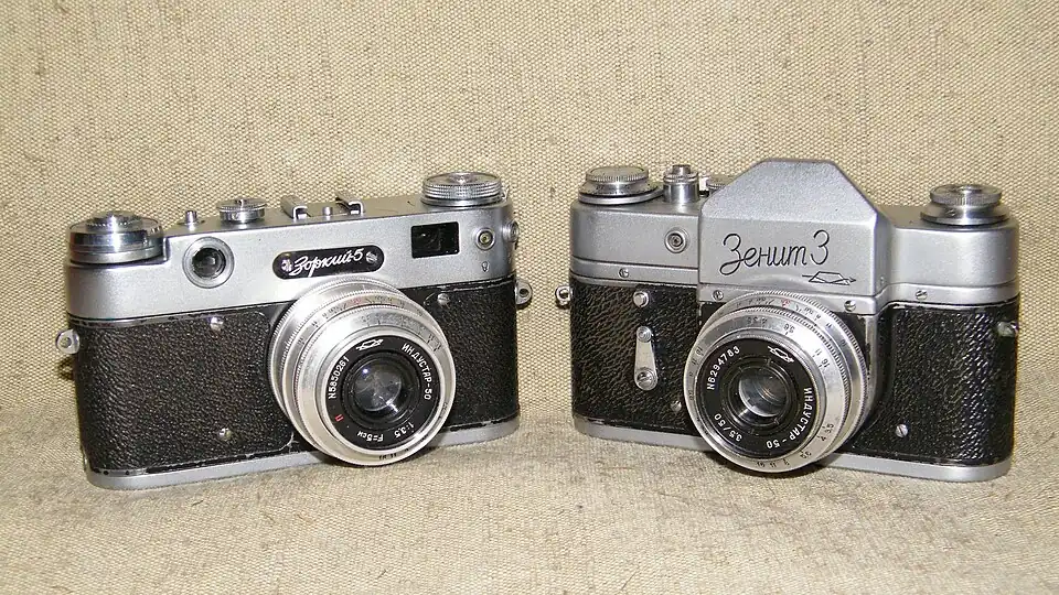 Дальномерный фотоаппарат«Зоркий-5» (1958—1959)унифицирован по многим узлам с «Зенитом-3».