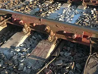 Изолирующий стык с накладками и профильной изолирующей прокладкой между головками рельсов из стеклотекстолита