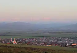 Иласхан-Юрт на фоне горного массива