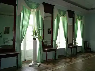 Интерьер зала барского дома усадьбы Полотняный завод.