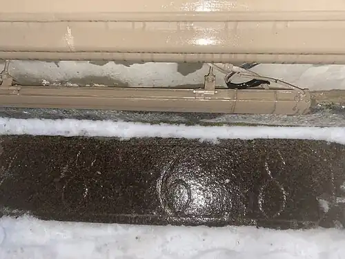 Надпись «1868» на цокольном бордюре дома с предыдущего фото.