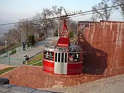 Кабина подвеснойканатной дорогина подходе к Кок-Тобе