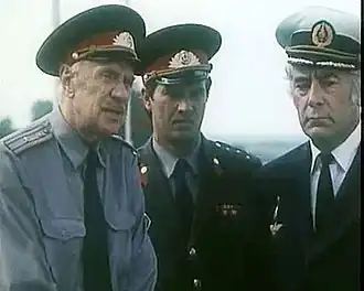 Кадр из фильма «И снова Анискин» (слева).