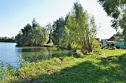 Берег озера Средний Кабан в посёлке Калининский