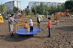 Карусель в Детском парке по улице Сыртлановой (сентябрь 2012). Демонтирована в ходе реконструкции парка в 2017 году