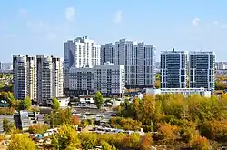 Жилые комплексы: «Ладья» (слева), «Паруса» (в центре) и «Уникум на Аделя Кутуя» (справа)