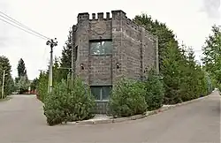 «Замок» с часами на территории домовладения: ул. Кулле, 28