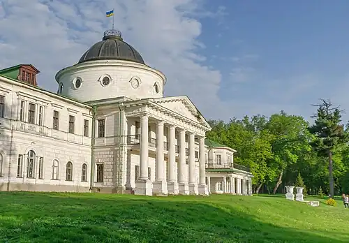 Парковый фасад дворца