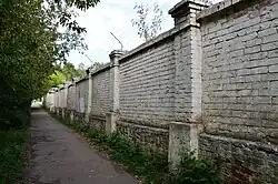 Кирпичный забор вдоль улицы Родины - всё, что осталось от Казанского мясокомбината