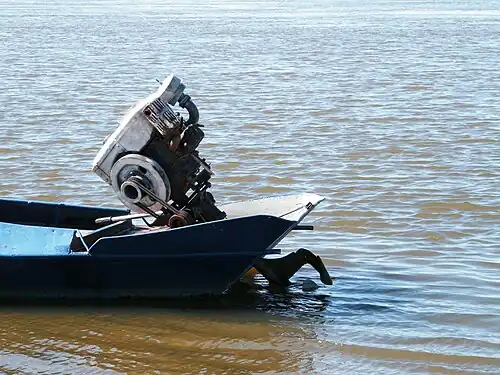 Подвесной дизельный двигатель на китайской рыбацкой лодке