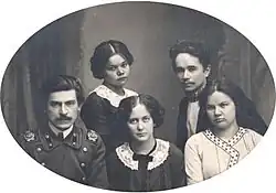 Мария Петровна Клокова-Лапина внизу в центре