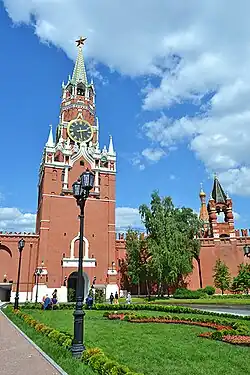 Клумба на месте храма великомученицы Екатерины рядом со Спасской башней, 2016 год