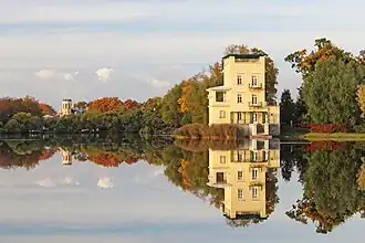 Ольгин пруд. Видны Ольгин павильон, башня усадьбы Трувеллера и купол флигеля Большого Петергофского дворца