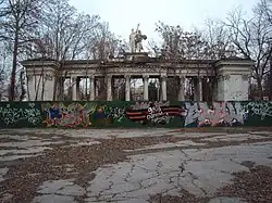 Колоннада центрального входа со скульптурой механизатора и колхозницы