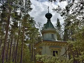 Вид на часовню со стороны леса (2015)