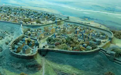 Симеоновский монастырь (каменный храм у ворот в Копырев конец) на диораме Киева в Национальном музее истории Украины. Автор А. В. Казанский