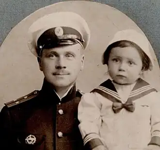 Лейтенант Копьёв Михаил Владимирович с дочерью Верой
