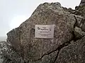 Памятная табличка на вершине г. Кормилина