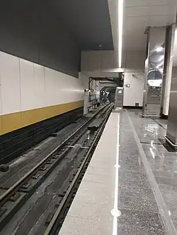 Заглушка на 2 пути в западном торце станции (в настоящее время она демонтирована). Сейчас с этой стороны прибывают поезда со станции  Юго-Восточная«Юго-Восточная»