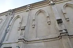 Контрфорсы и стрельчатые арки выдают готическую постройку