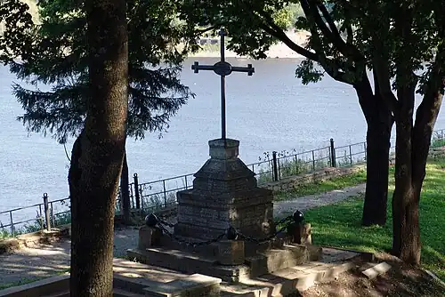 Монумент в «Тёмном саду»