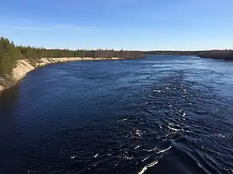 Вид с автомобильного моста на реку Кемь вблизи от места соединения с озером Куроярви