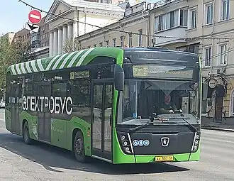 КамАЗ-6282, обслуживающий маршрут №7э, на улице Ленина