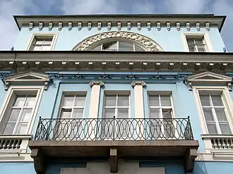 Венецианское окно и надстройка мезонина, крупный план