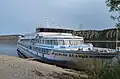 Теплоход на стоянке напротив Ленских столбов