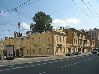 Главное здание с боковыми флигелями