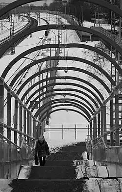 Лестница пешеходного моста в марте 2021 года.